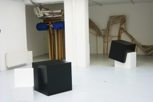 Mathieu MERCIER, « Black box in a White Cube », 2002 Romain PELLAS, « Radeau haut », 2002, bois, carton, métal et plastique, 280 x 160 x 145 cm