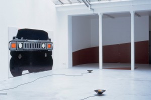 Tatjana DOLL, « H2 frontal », 2004, huile sur toile, 332 x 201 cm / Frédéric NOGRAY / Michaël VIALA, « Module 52 », 2004, contreplaqué et acrylique