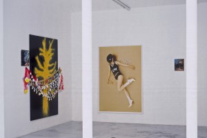 Sylvie AUVRAY: « Tree in disguise », 2005, huile sur toile 35 x 30 cm et laque sur plastique 195 x 130 cm ; sans titre, 2005, affiche ; « Grigri », 2005, huile sur toile, 30 x 24 cm