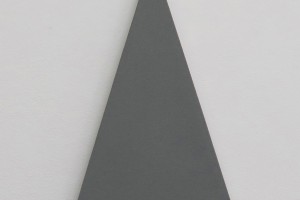 Triangle Painting – 2015, acrylique sur toile, 27 x 45 cm (ht. 42,5 cm)