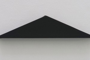 Triangle Painting – 2015, acrylique sur toile, 49,5 x 27 cm (h. 11 cm)