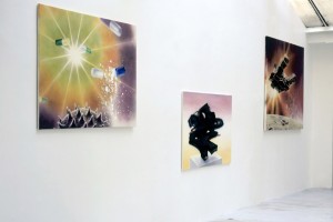 « Effortil, » 2003, huile et laque sur toile, 120 x 160 cm ; « Gommorhox », 2003, huile et laque sur toile, 120 x 160 cm ; « Raumschif », 2002, huile et laque sur toile, 120 x 160 cm