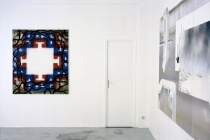 « Mandala n°3 », 2003, huile et laque sur toile, 150 x 130 cm ; « Komposition VII », 2002, acrylique et laque sur toile, 166 x 420 cm