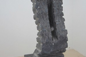 « L’Appel », 1980, pierre de Soignies, 130 x 50 x 40 cm