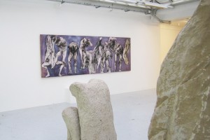 « Figure accroupie », 1970, pierre de Massengis, 107 x 70 x 65 cm ; « Les dix plaies d’Egypte », fusain, gouache, et collage sur papier – 2 parties : 130 x 186 cm