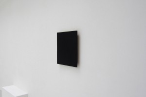 Exposition « Territorium n°18 », galerie Jean Brolly, 2012 – sans titre, 1995-96, pigment, résine damar sur bois, 52,5 x 49,5 cm