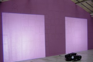 « Découpe de porte – Deux découpes similaires de lumière projetée, côte-à-côte (source au sol) sur le tracé, au mur, d’un accrochage type », 2004, 2 projecteurs à découpe