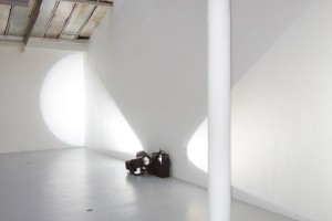« double projection dos à dos, mi-rasante mi-frontale (sources au sol) », 2007 – exposition « i n d e x », galerie jean brolly, 2007