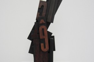 « Totem de lettre (AE) », 1965, bois, 57 x 20 x 11 cm