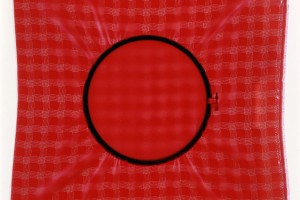 « cercle à broder, quadrillé fond rouge », 1997, photogramme couleur, cibachrome, 52 x 51 cm