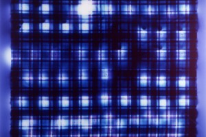 « écossais, fil d’or #1 », 2004, photogramme couleur, cibachrome, 118 x 103 cm