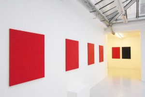 « Simplement rouge » et « Monochrome noir cachant un monochrome rouge #12 », 1999, acrylique sur toile, 120 x 80 cm