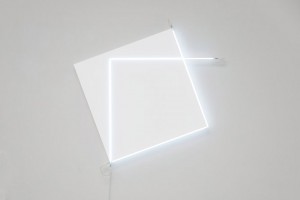 « 2 + 4 angles droits n°3 », 2012, tubes de néon blanc, acrylique sur toile sur bois, 150 x 147 cm