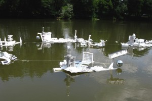 « Parc flottant », 2009 Bois, polystyrènes, bidons, boule à facette. Surface sur l'eau: 45m2, hauteur: 65 cm – « Veilleurs du Monde », Maison des Arts Georges Pompidou, Cajarc