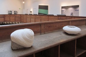 « Ce que pensent les pierres », 2012, pierres, fil en coton