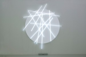 « lunatic Weeping and Neonly #3 », 2010, 12 tubes de néon blanc, 2 transfos-câbles haute tension, 284 x 244 cm