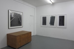 « 3 Suisses » – 1993, photogramme sur photographie noir et blanc argentique, 95 x 95 cm et « Quadrillé plié » – 2011, scanogramme, épreuve pigmentaire, 110 x 71 cm