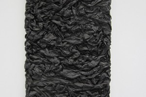 « Calcination », 1960, papier imprégné de résine vinylique et d’oxyde de fer noir, 100 x 66 x 7 cm