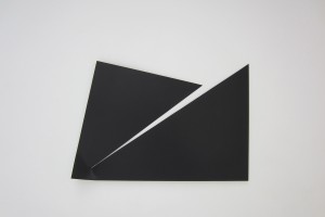 « Broken Ornament #3 », 2013, laque sur aluminium, 83 x 123 cm