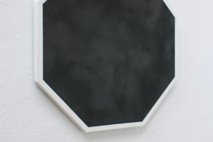 sans titre, 2012, poudre de graphite sur papier marouflé sur bois, 90 x 90 cm – Vue de l’exposition des diplômés de l’École nationale supérieure des beaux-arts – ENSBA, Paris, 2013