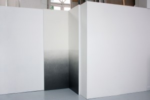 « Sans titre (polyptyque pour ligne d'horizon 2) », 2013,  mine graphite sur papier marouflé sur bois, 250 x 85 x 85 cm – Vue de l’exposition des diplômés de l’École nationale supérieure des beaux-arts – ENSBA, Paris, 2013
