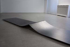 Sans titre, 2014,  mine graphite sur papier marouflé sur bois, 60 x 300 x 15 cm – Vue de l’exposition « Ruptures », galerie Arnés y Röpke, Madrid, 2014