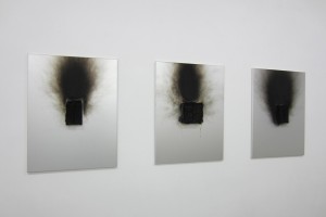 « Tableau-feu aux boîte d’allumettes », 2009, boîtes d’allumettes calcinées sur métal, 80 x 60 cm