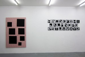 « Scenario », 2014, acrylique sur tissu, 195 x 130 cm et « Alphabet », 2003, acrylique sur tissu, 20 x 20 cm