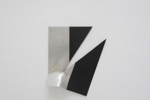 « Broken Ornement #7 », 2013, laque sur aluminium, 34 x 28 x 6 cm