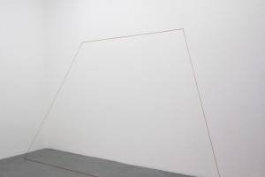 FRED SANDBACK : Untitled – 1976/89 – Fil de laine rouge – 202 x 337 x 70 cm
