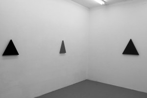 Triangle Painting, 2015 – acrylique sur toile, 36 x 36 cm / Triangle Painting, 2014 – acrylique sur toile, 27 x 45 cm (ht. 42,5 cm) / Triangle Painting, 2015 – acrylique sur toile, 54 x 54 cm