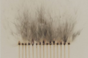 Dessin de feu (15 grandes allumettes), 2014, allumettes calcinées sur papier, 50 x 54 cm