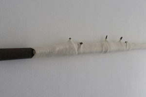 Greffe II, 2015, fil de coton, arbre, cylindre en métal, 13 x 150 cm