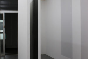 Interstice 3, 2017, parois interieures graphitées, 200 x 250 x 36 cm – exposition Assemblage, galerie Jeune création, Paris, 2017