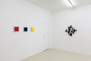 Rouge, bleu, jaune, 2009, acrylique sur tissu, 25 x 25 cm chaque / Les pointes, 2017 – © Jean Nicoué